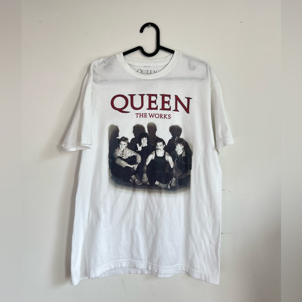 Queen concert band White T Shirt size Large , 80s We Will Rock You